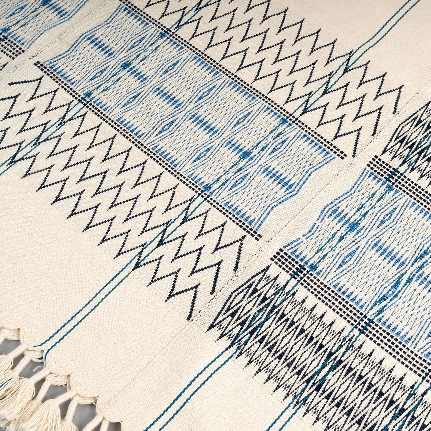 Mirni Ivory / Blue Naga Handwoven 100% Cotton Throw - Image 2