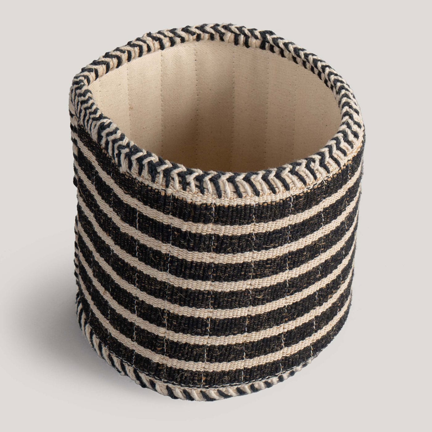 Ivaan Black / Ivory Handwoven Sabala Natural Fibre Planter - Image 2