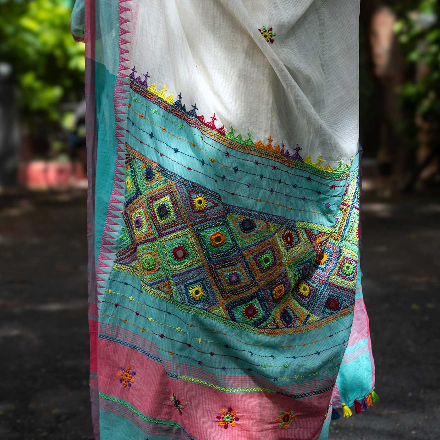 Mayavi Ivory Banjara Hand Embroidered 100% Cotton Saree - Image 2