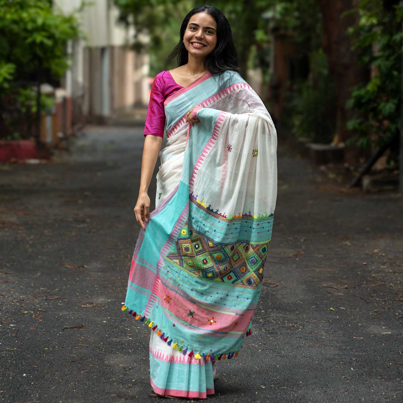 Mayavi Ivory Banjara Hand Embroidered 100% Cotton Saree - Image 3