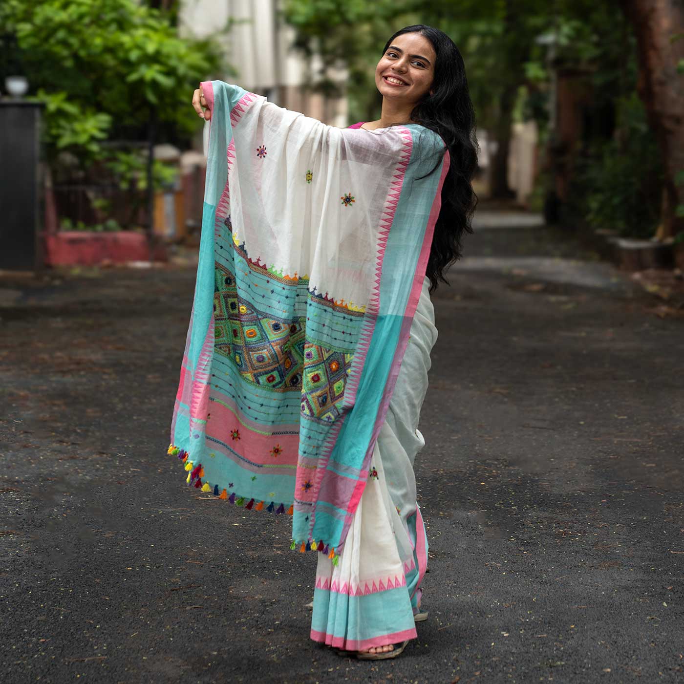 Mayavi Ivory Banjara Hand Embroidered 100% Cotton Saree - Image 4