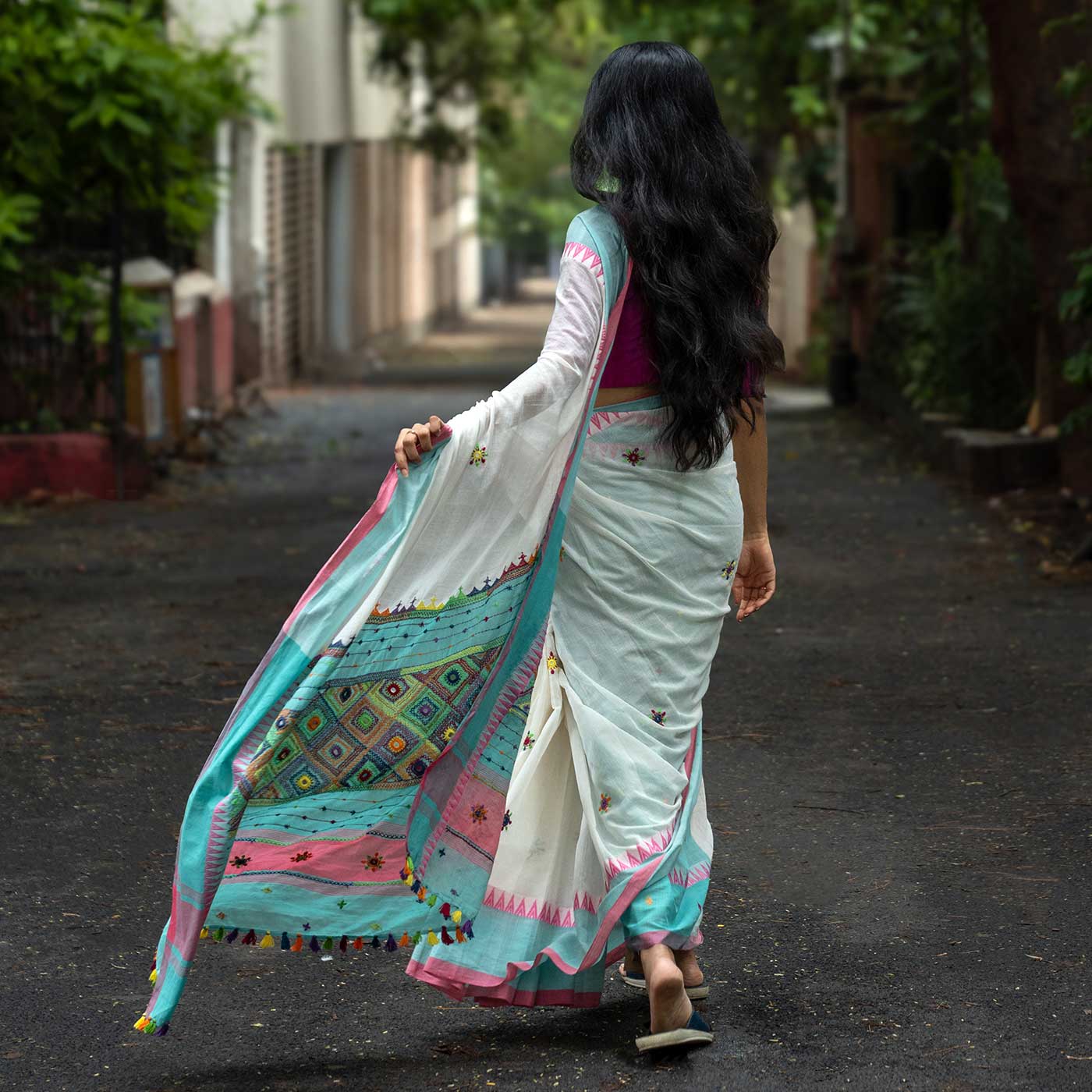 Mayavi Ivory Banjara Hand Embroidered 100% Cotton Saree - Image 5